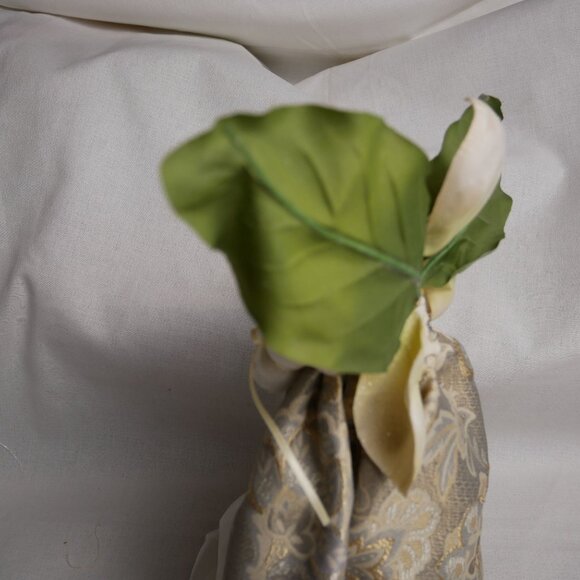 Christmas Angel Tree Topper With Porcelain Face & Gold Accents w/ flaws - Picture 6 of 6